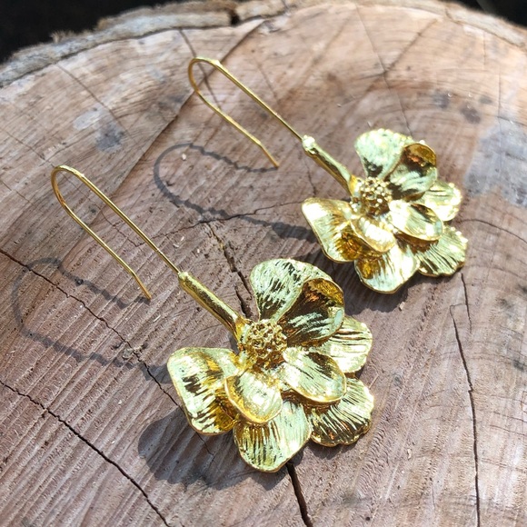 Zara Jewelry - 🆕🍃Leaf Drop Earrings!🌸
